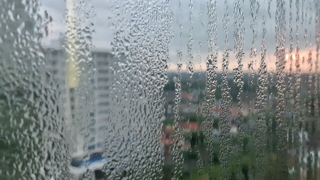 The raindrops splashing on the hotel glass are so beautiful in the morning