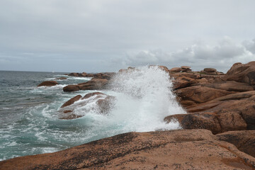 Côte de Granite Rose dans les Côtes d'Armor, Ile Renote, rocher et vagues en Bretagne
