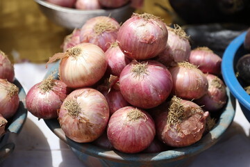 un plat contenant des oignons