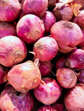 Heap of onions common onion bulbs shallot vegetable raw fresh organic food bulb-onion red-onion cebola ingredient oignon piyaz allium cepa closeup view  image photo 