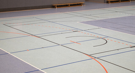 Hallenboden in einer Sporthalle mit diversen Spielfeld Linien - 742777059