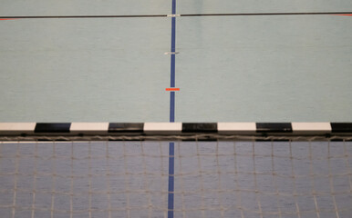 Handballtor und Hallenboden in einer Sporthalle mit diversen Linien