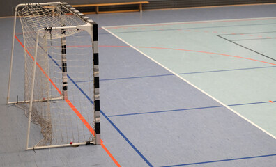 Handballtor und Hallenboden in einer Sporthalle mit diversen Linien - 742777602