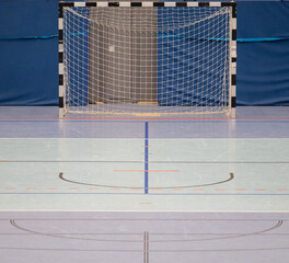 Handballtor und Hallenboden in einer Sporthalle mit diversen Linien - 742777614