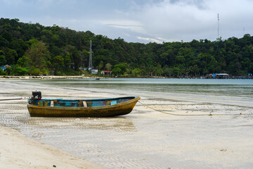 Fototapeta na wymiar Un bateau sur la plage de Koh Rong Samloem
