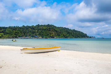 Fototapeta na wymiar une barque sur la plage de Saracens Bay à Koh Rong Sanloem