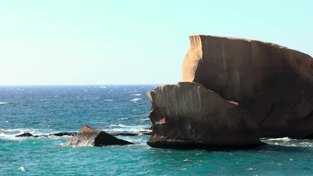 Costa con roca volcánica blanca 6