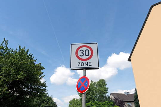 Tempo 30-Zone mit Parkverbot im Wohngebiet