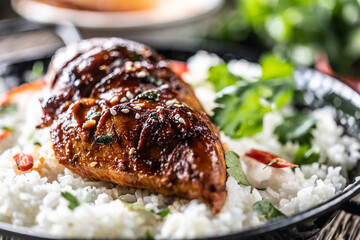 Grilled chicken breast served in a pan with jasmine rice and chili peppers - 742800010
