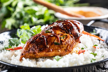 Grilled chicken breast served in a pan with jasmine rice and chili peppers - 742800014