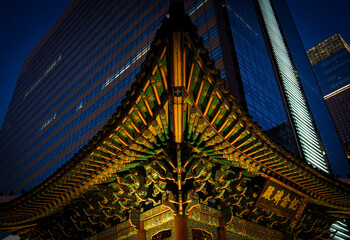 Old Meets new. Modern meets traditional 
서울의 전통적이고 현대적인 것이 외국인들을 한국으로 끌어들이는 것입니다.