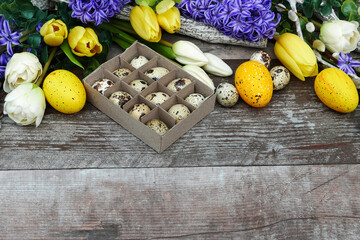  Ostereier mit Blumen von oben auf Holzhintergrund. Rustikale Osterkarte mit Textfreiraum für...