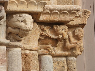 sculptures de la façade de l'église d'Arnac Pompadour (Corrèze) - 742887062