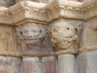Sculptures en façade de l'élise d'Arnac-Pompadour (Corrèze= - 742887066