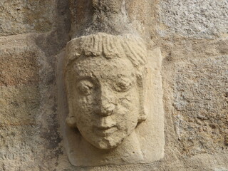 Sculptures en façade de l'élise d'Arnac-Pompadour (Corrèze= - 742887069