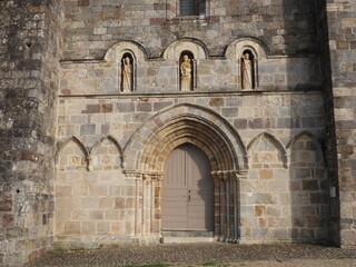 Façade de l'église prieurale d'Arnac-Pompdour (Corrèze) - 742887279