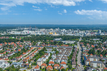Burghausen an der Salzach im bayerischen Chemie-Dreieck im Luftbild, Blick zum Industriepark