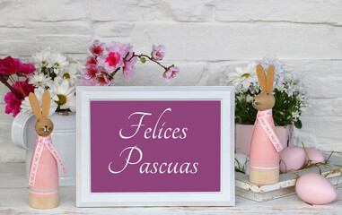 Felices Pascuas: Ramo de flores con huevos de Pascua y la inscripción Felices Pascuas.