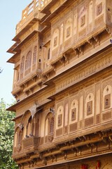 Obraz premium The majestic Patwon ki Haveli palace, constructed from golden limestone, stands gracefully in Jaisalmer, Rajasthan, India