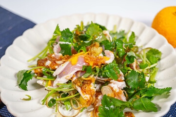 香味野菜と鶏たたきの和風サラダ