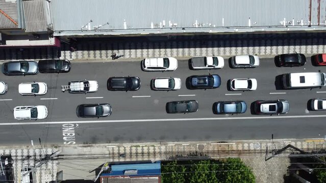Vis&atilde;o a&eacute;rea de ve&iacute;culos em uma avenida movimentada de Mogi das Cruzes, S&atilde;o Paulo, Brasil