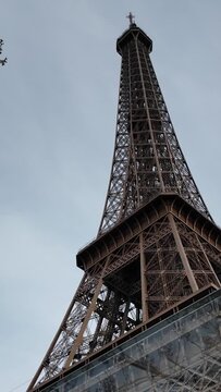 Torre Eiffel de perfil con cierlo azul 