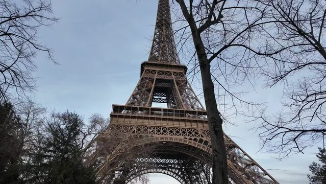 Torre Eiffel de lado en c&aacute;mara lenta
