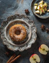 Herbstlicher Donut mit würzigem Zimtzucker und saftigen Apfelstücken