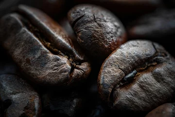 Photo sur Plexiglas Photographie macro Close up macro photograph of whole roasted coffee beans rich and dark. Texture and grain. Wooden table worktop. Background