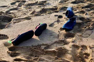 Papier Peint photo autocollant les îles Canaries bathing shoes on sand full of footprints