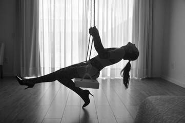 beldade mulher sexy de lingerie sensual  em dança no balanço com corda 