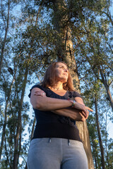 Mujer hermosa y madura posando en el bosque