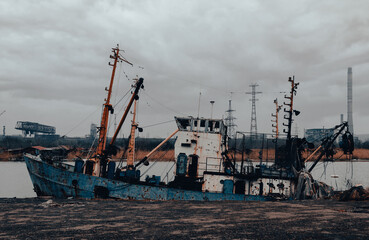 old ship without people ran aground in Ukraine during the war with Russia