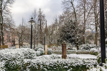 Tranquila escena invernal: Parque urbano junto al río Nevado Oos, Baden Baden