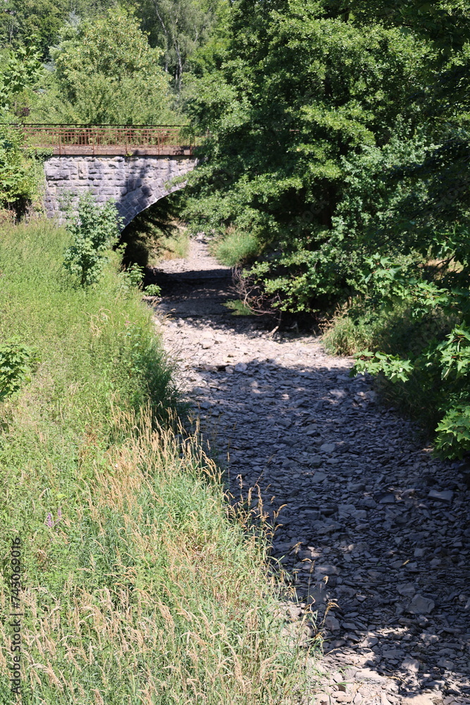 Poster blick auf das ausgetrocknete flussbett der hönne in der nähe der stadt balve im hönnetal