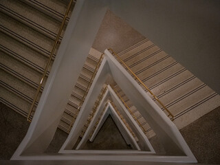 Perspective d'un escalier ouvert de forme triangulaire