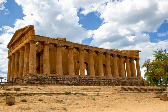 Ruinas de Akragas, Agrigento, Sicilia, Templo de la concordia vista lateral