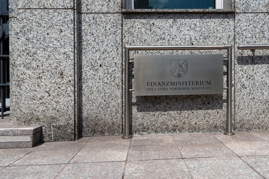 Hausschild, Eingang, Finanzministerium des Landes NRW in Düsseldorf, (Editorial Content)