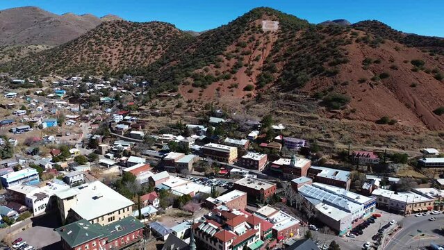 Bisbee, a historical mining town in South-Eastern Arizona, America, USA. A small town founded in 1880 with amazing old buildings, architecture and a fun travel destination.