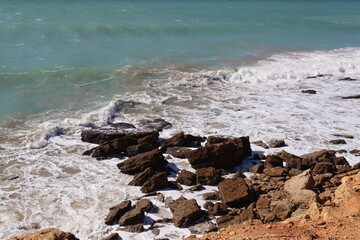 Wellen brechen auf Felsen 