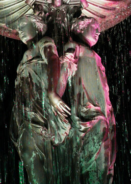 estatuas en la lluvia