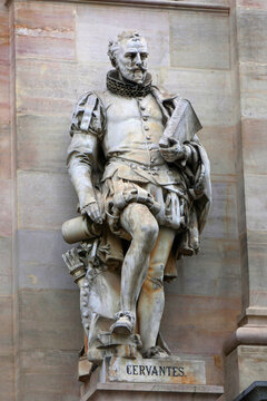 Denkmal von Miguel de Cervantes Saavedra vor der Spanischen Nationalbibliothek Madrid
