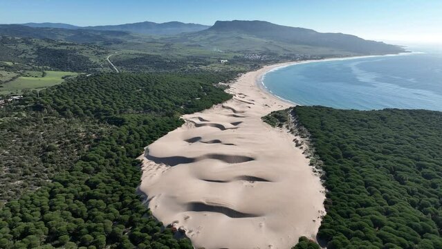 vista a&eacute;rea de la duna de Bolonia en la playa del mismo nombre	