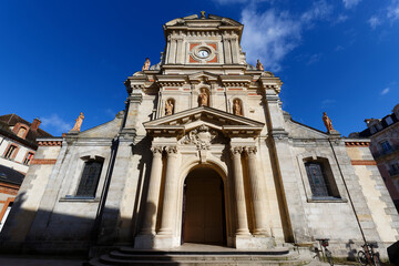 St. Louis Church built between 1611 and 1614 it was reconstructed during the Second Empire. Fontainebleau. - 743154237