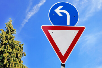 Warnschild, Vorsicht beim Linksabbiegen