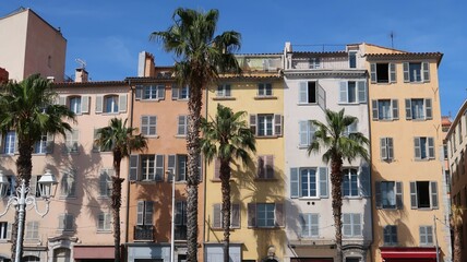 Façades d’immeubles colorées et palmiers dans le centre ville de Toulon dans le Var, en...