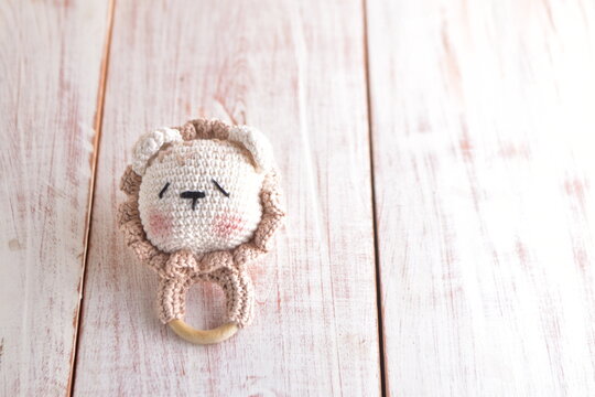 Le&oacute;n amigurumi sonajero