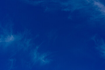 céu azul com nuvens brancas