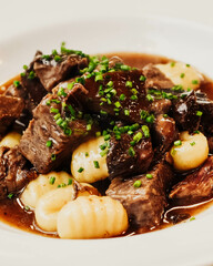 Plato gourmet de ñoquis con ragu de ternera