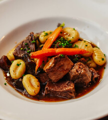 Plato gourmet de ñoquis con ragu de ternera